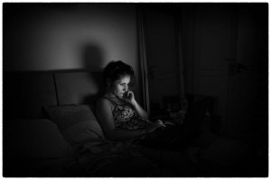 寝室でパソコンをする女性