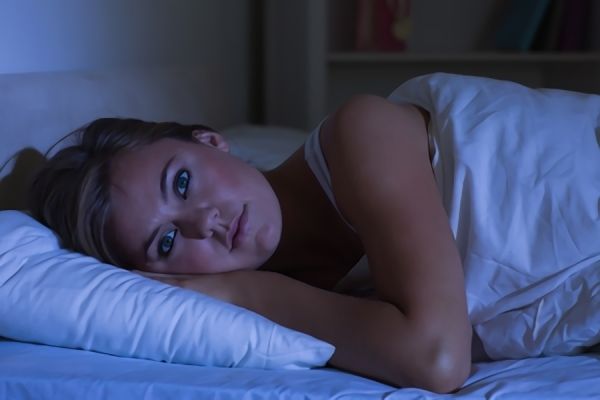 眠りが浅い人の原因とは？タイプ別の改善方法についても