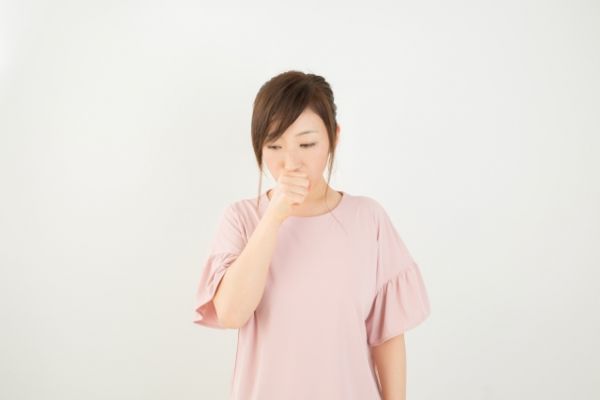 咳をしている女性の画像